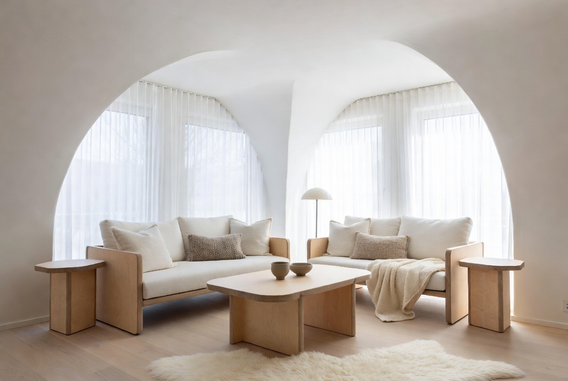 Salón de diseño de interiores minimalista en tonos neutros y madera clara en Málaga