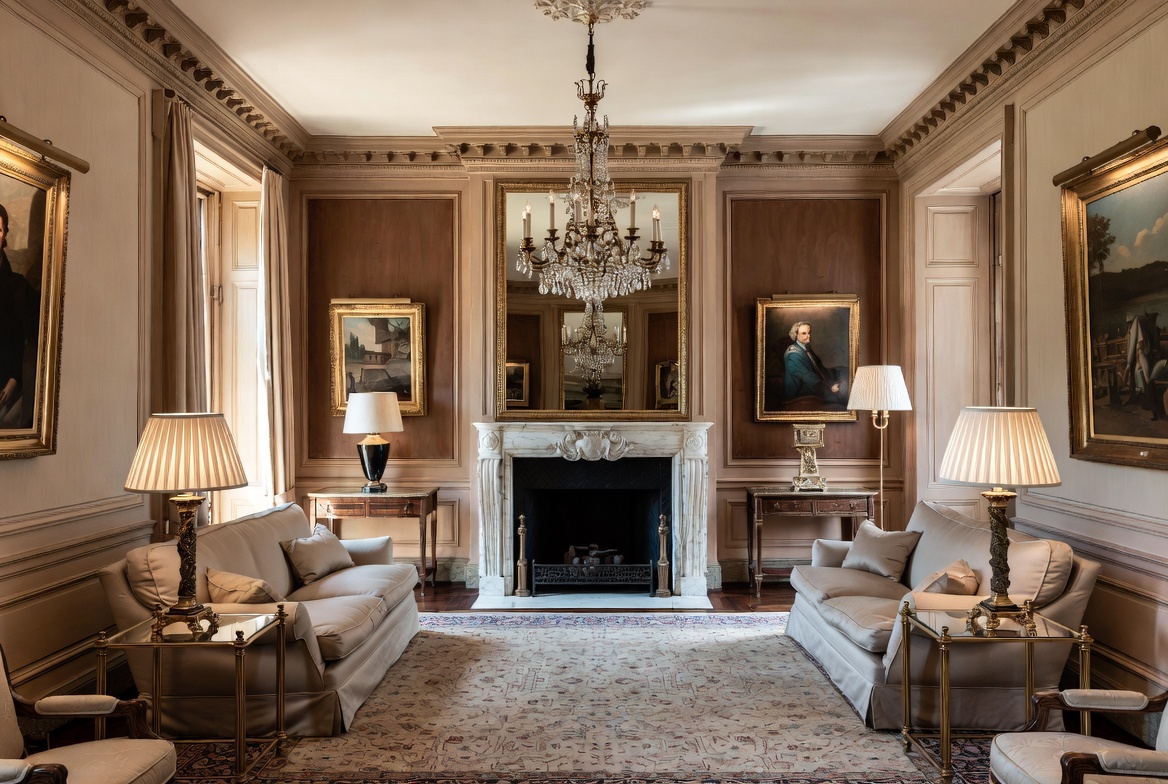 Salón clásico y señorial con molduras y maderas nobles, diseño de interiores en Marbella