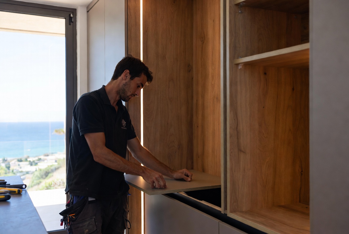 Instalación de muebles a medida durante una reforma integral en Marbella